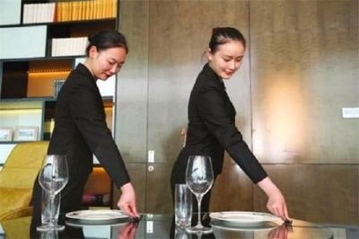 她是“國宴級(jí)服務(wù)員”，為各國宴會(huì)服務(wù)3次，一般酒店請(qǐng)不動(dòng)她！